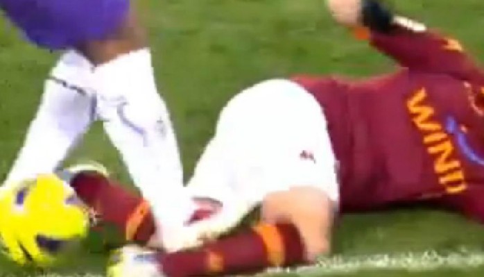 Il fallo di Olivera durante Roma-Fiorentina del dicembre 2012