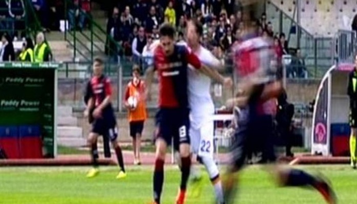 Destro da una manata ad Astori