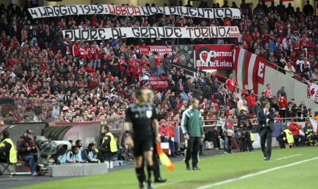 Lo striscione della tifoseria del Benfica, in ricordo del Grande Torino