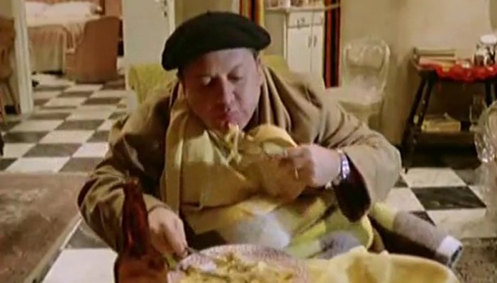 Il Ragionier Ugo Fantozzi (Paolo Villaggio) attende con impazienza l‘Inghilterra