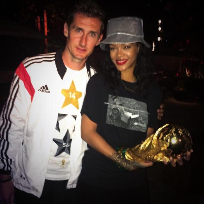Rihanna in compagnia della coppa e di Miro Klose
