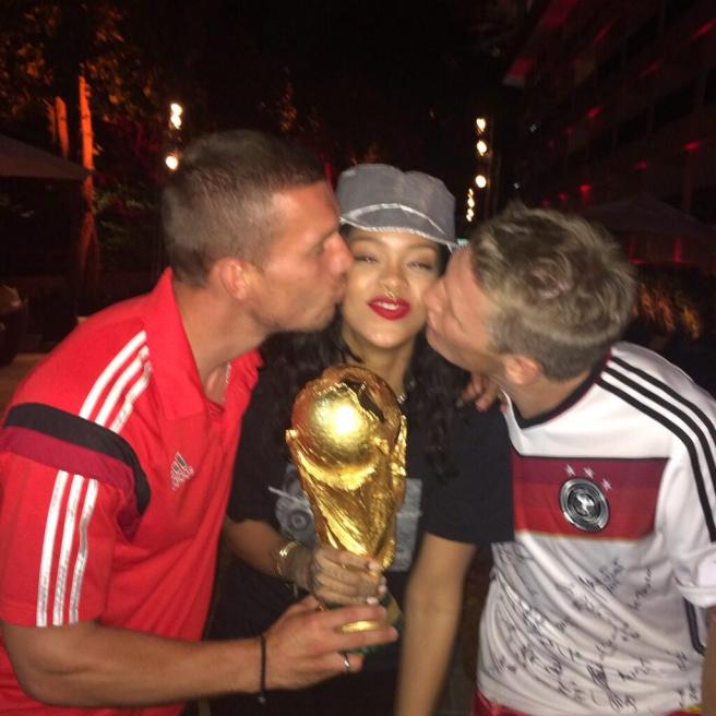 Rihanna con Podolski e Schweinsteiger