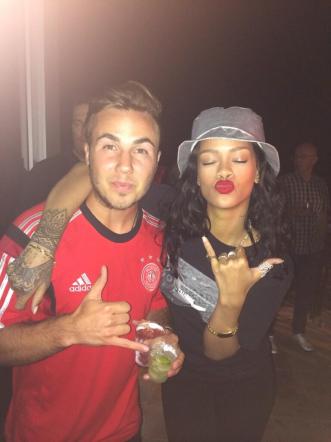 Rihanna in compagnia dell'eroe del giorno, Mario Gotze
