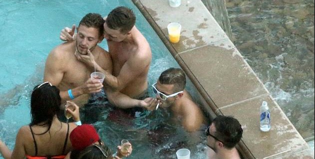 Wilshere intento a fumare