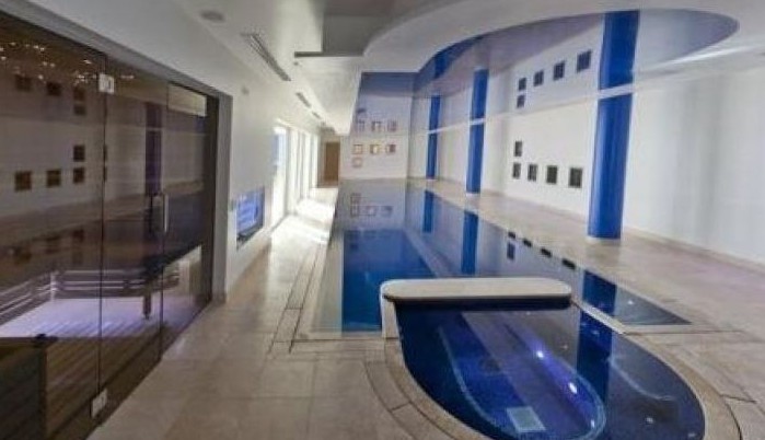 L'interno di casa Balotelli con piscina (Corriere dello Sport)