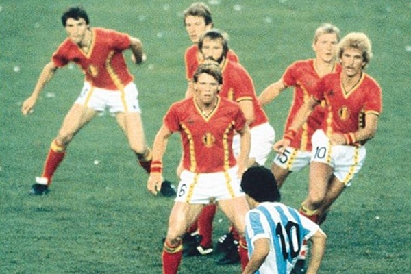 Maradona tra sei avversari nella sfida contro il Belgio in Espana '82.