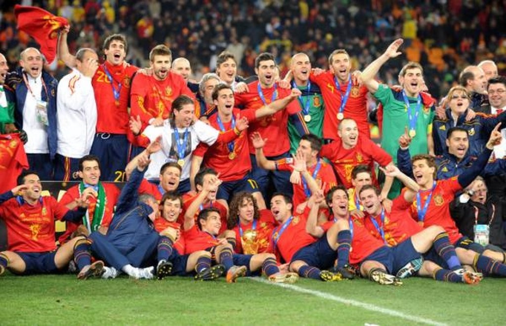 epa02245561 Spanish players celebrate with the World Cup trophy after the FIFA World Cup 2010 Final match between the Netherlands and Spain at the Soccer City stadium outside Johannesburg, South Africa, 11 July 2010. Spain won 1-0.  EPA/GERRY PENNY Please refer to www.epa.eu/downloads/FIFA-WorldCup2010-Terms-and-Conditions.pdf