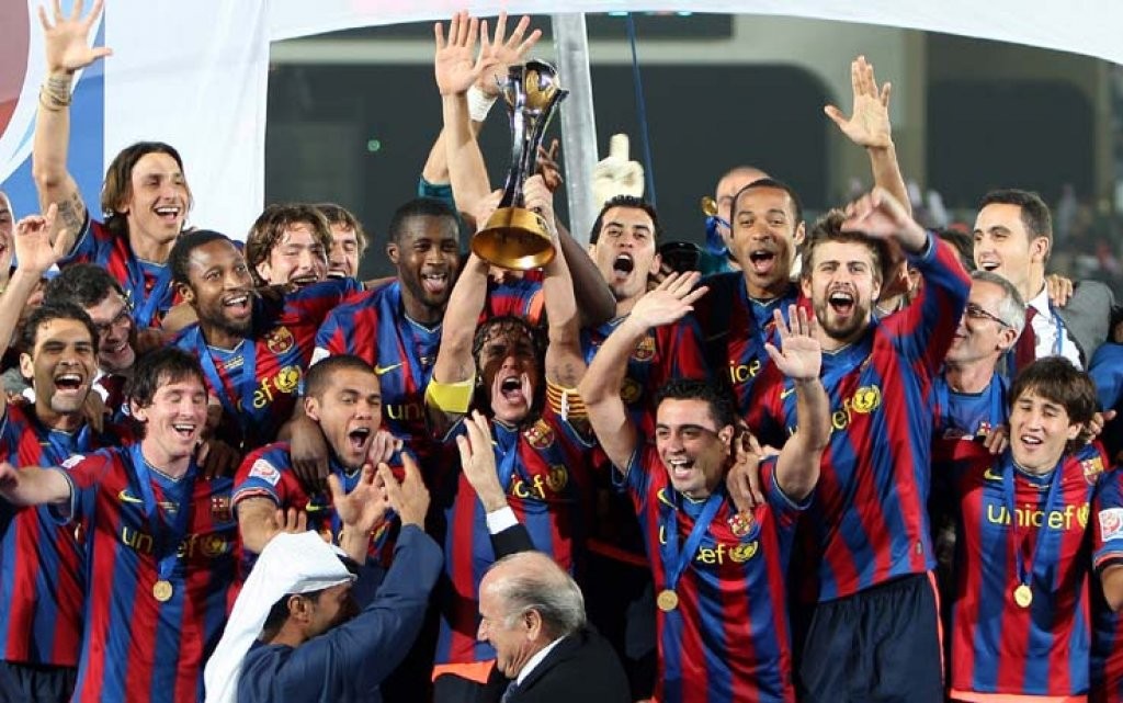 epa01971173 FC Barcelona players celebrate after winning the final match against  Estudiantes de La Plata at the FIFA Club World Cup UAE 2009 at Stadium of Zayed Sports City in Abu Dhabi, United Arab Emirates, 19 December 2009.  EPA/ALI HAIDER